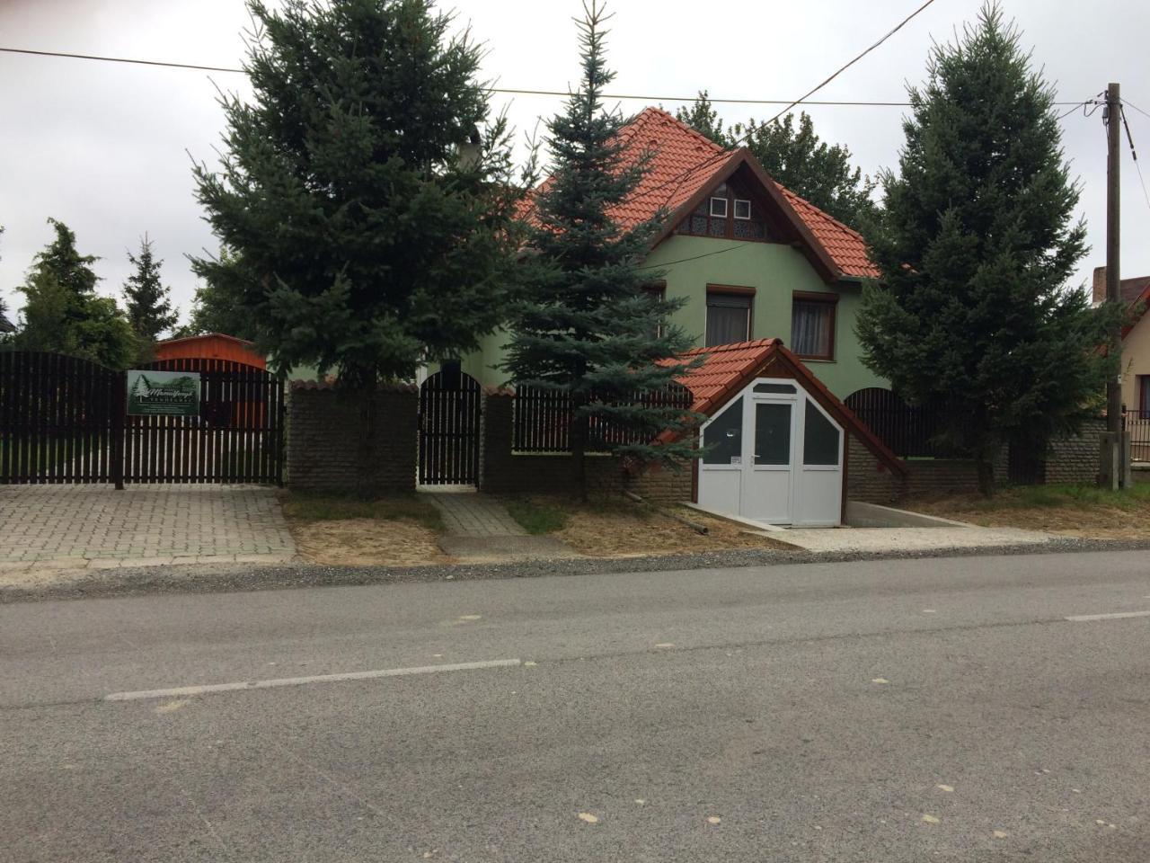 Bakonyi Mamutfenyő Vendégház Tés Extérieur photo